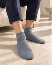 Laden Sie das Bild in den Galerie-Viewer, TITTIMITTI men’s Graphite 100% organic combed cotton crew socks worn on feet, Made in Italy
