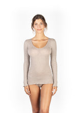 Laden Sie das Bild in den Galerie-Viewer, EGI Luxury Wool Silk V-Neck Long Sleeve Top. Proudly Made in Italy (1493)