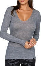 Laden Sie das Bild in den Galerie-Viewer, EGI Luxury Wool Silk V-Neck Long Sleeve Top. Proudly Made in Italy (1493)