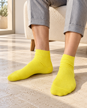 Laden Sie das Bild in den Galerie-Viewer, TITTIMITTI men’s Mimosa 100% organic combed cotton crew socks worn on feet, Made in Italy
