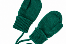 Laden Sie das Bild in den Galerie-Viewer, Close-up of TITTIMITTI Evergreen green 100% cashmere baby and kids’ mittens showing knit texture, separate thumbs and ribbed cuffs