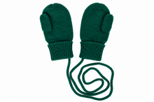 Laden Sie das Bild in den Galerie-Viewer, TITTIMITTI Evergreen green 100% cashmere baby and kids’ mittens with separate thumbs, ribbed cuffs and matching connecting string, 1 pair